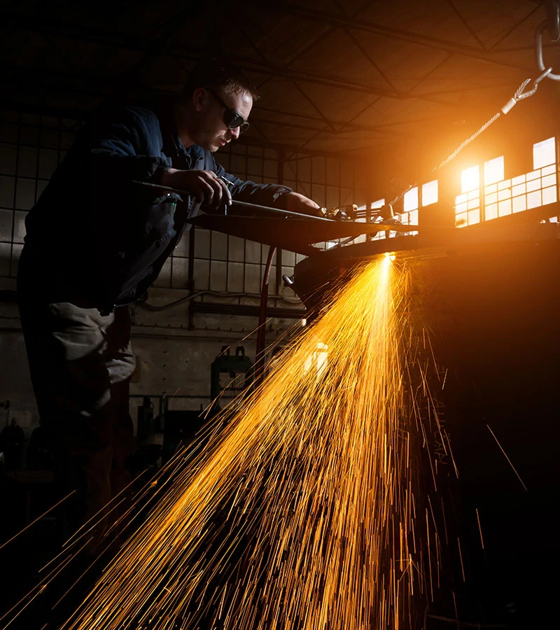 Сварщик за работой